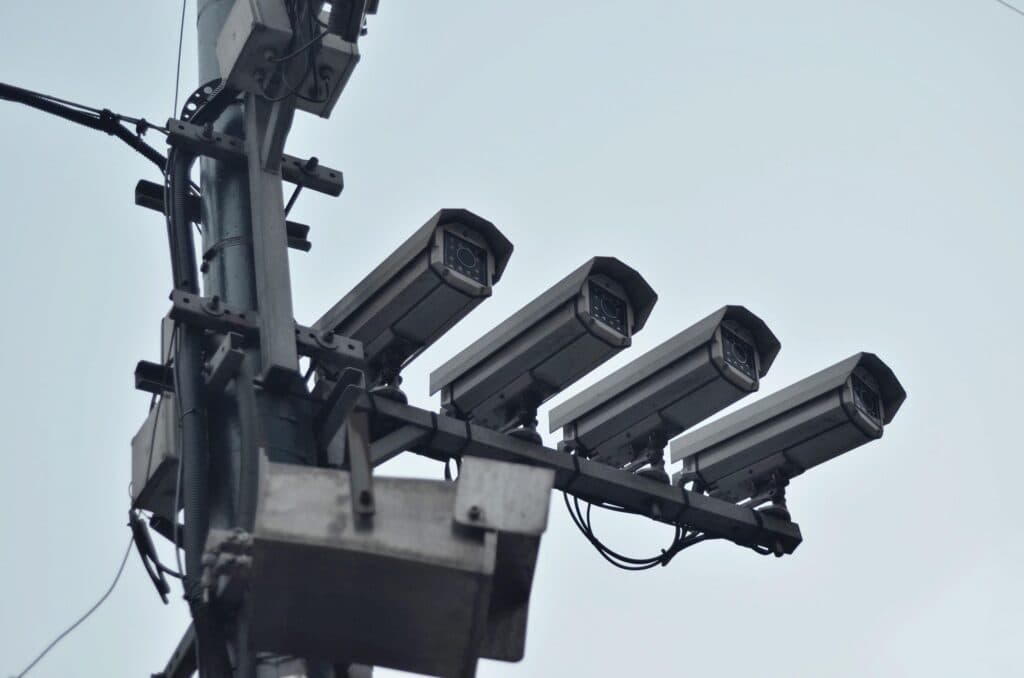 Cámara de videovigilancia instalada en exterior