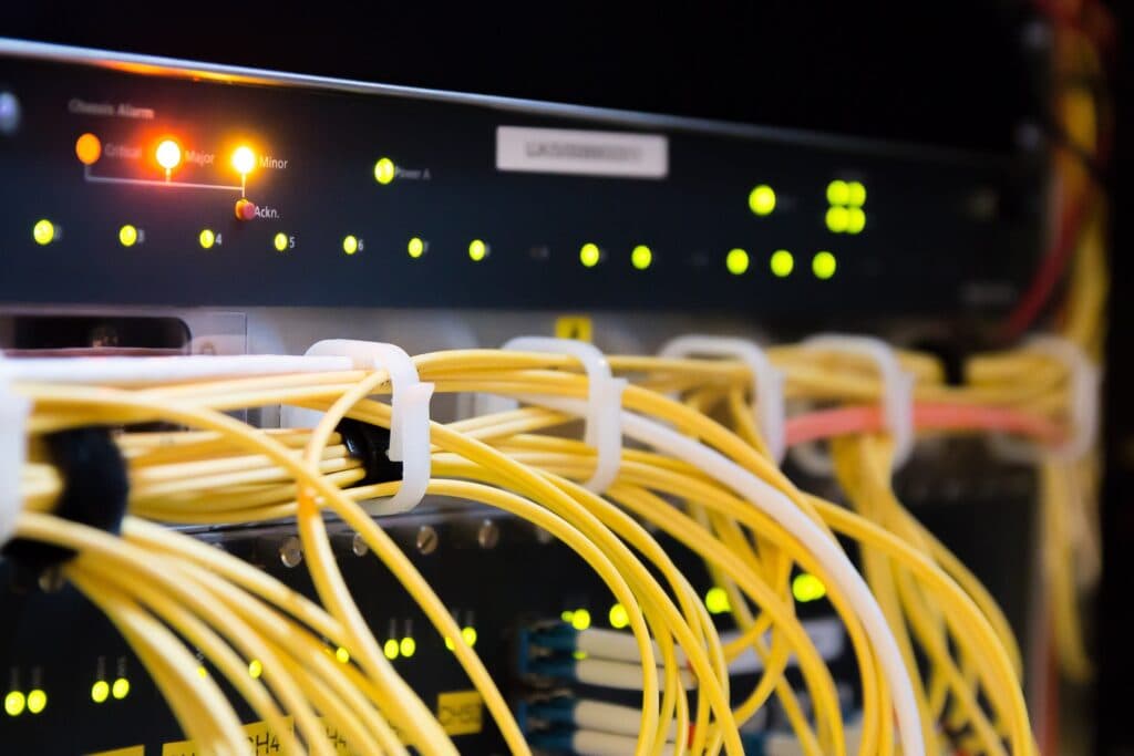 Cableado de red en un rack de comunicaciones